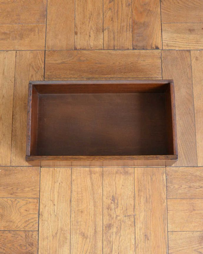 アンティークのキャビネット　アンティーク家具　チョコレート色のイギリスアンティーク家具、彫が美しいショップカウンター 。引き出しの中もキレイに修復しました！もちろん引き出しの中も職人がキレイにお直しました。(q-1837-f)