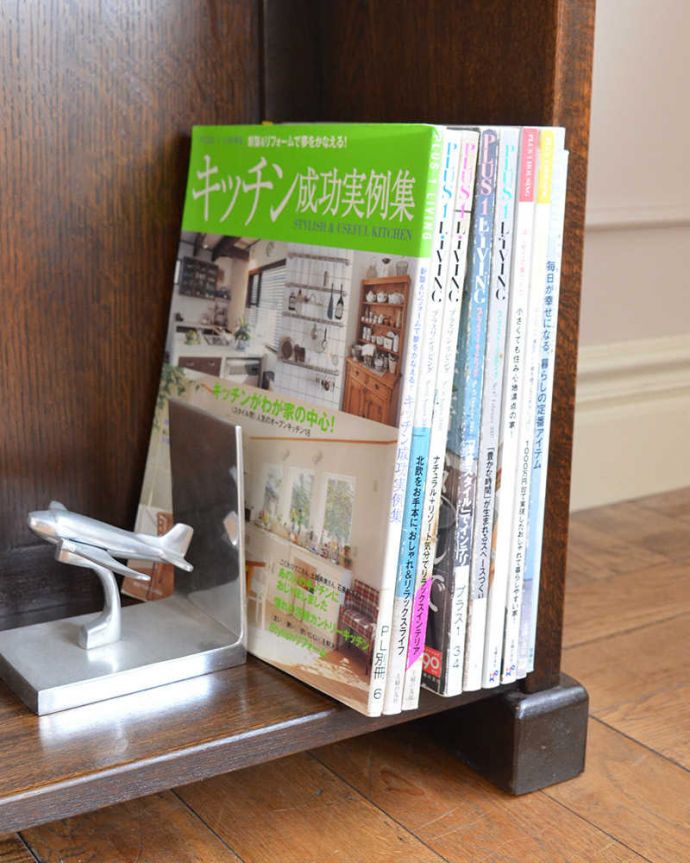 アンティークのキャビネット　アンティーク家具　チョコレート色のイギリスアンティーク家具、彫が美しいショップカウンター 。A4サイズも収納出来ちゃう優れもの雑誌も立てて収納出来ちゃうところも嬉しいポイント。(q-1837-f)