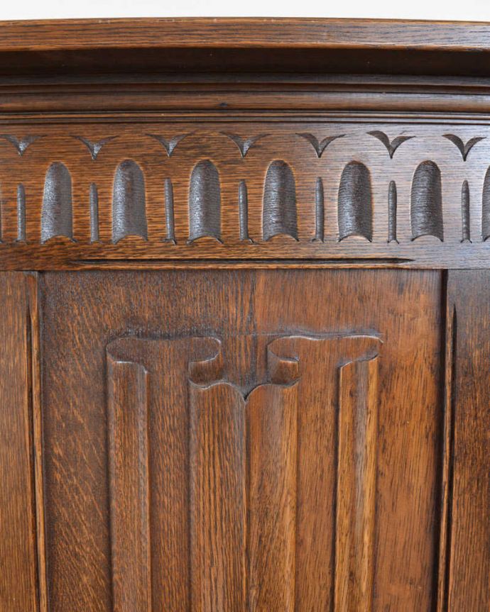 アンティークのキャビネット　アンティーク家具　チョコレート色のイギリスアンティーク家具、彫が美しいショップカウンター 。惚れ惚れしちゃう美しさこんなに堅い無垢材に一体どうやって彫ったんだろう？と不思議になるくらい細かい彫にうっとりです。(q-1837-f)