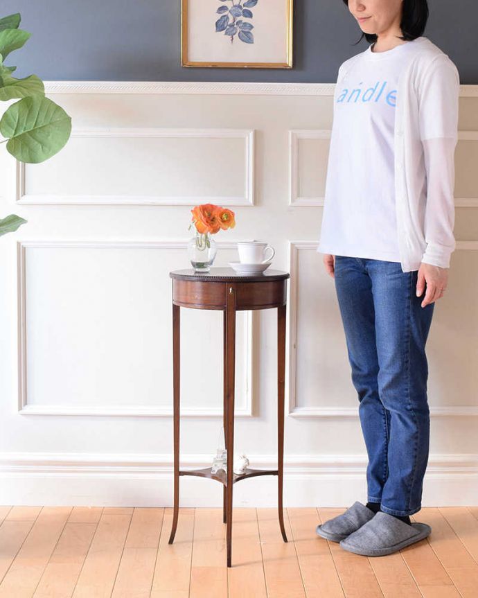 アンティーク家具 可憐なスタイルのアンティークアンティークオケージョナルテーブル。どんな場所でも便利に使える小さなテーブルそもそも「オケージョナル」とは「便利に使える」と言う意味。(q-1838-f)