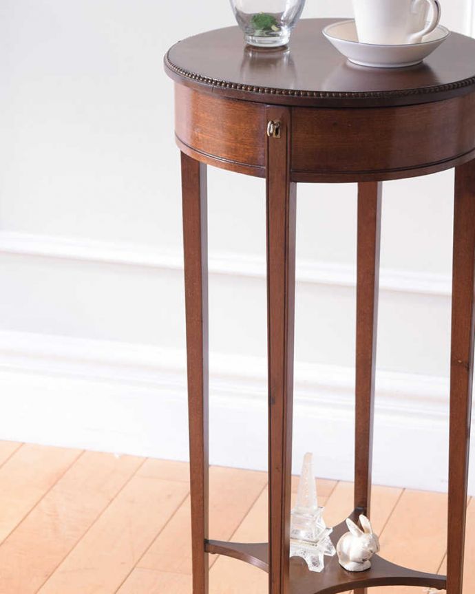 アンティーク家具 可憐なスタイルのアンティークアンティークオケージョナルテーブル。細くてしなやかな･･･品格ある立ち姿上品でまるで貴婦人のような立ち姿。(q-1838-f)