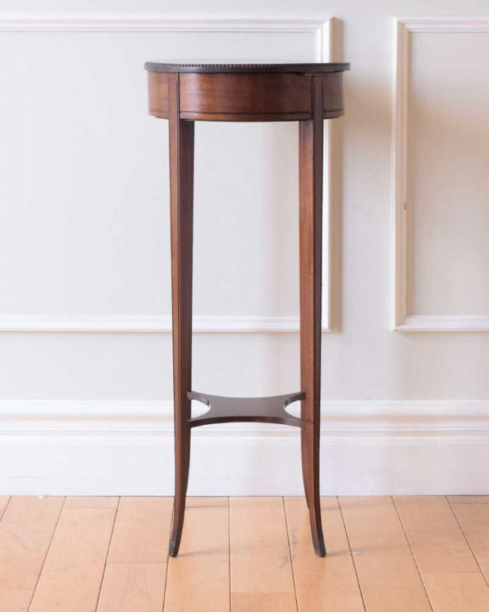 アンティーク家具 可憐なスタイルのアンティークアンティークオケージョナルテーブル。しっかり修復しました！アンティークは新品ではないので、もちろん経年変化によるキズはありますが、専門の職人がしっかり修復してあるのでキレイです。(q-1838-f)