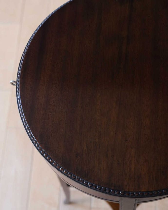 アンティーク家具 可憐なスタイルのアンティークアンティークオケージョナルテーブル。天板を近づいてみると…アンティークだから手に入れることが出来る天板に使われている銘木の美しさにうっとりです。(q-1838-f)