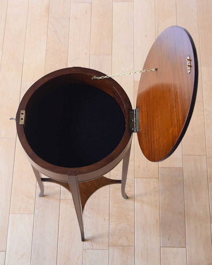 アンティーク家具 可憐なスタイルのアンティークアンティークオケージョナルテーブル。天板を持ち上げると･･･中は収納ボックスになっています。(q-1838-f)