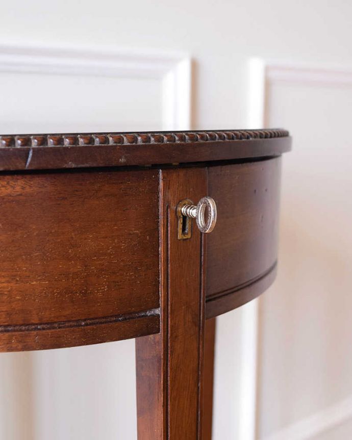 アンティーク家具 可憐なスタイルのアンティークアンティークオケージョナルテーブル。鍵も付いています中を開ける度にまるで宝箱を開ける気分。(q-1838-f)