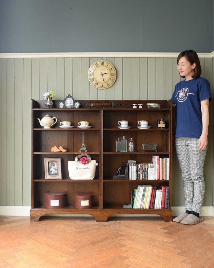 アンティークのキャビネット アンティーク家具 英国輸入のアンティーク家具、重厚なオープン棚のブックシェルフ(本棚) 。なんでも便利に収納できるオープンタイプの本棚本棚としてしっかり作られたオープンタイプのブックシェルフ。(q-1839-f)