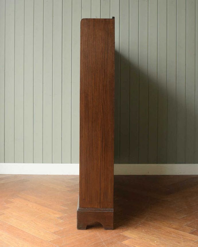 アンティークのキャビネット アンティーク家具 英国輸入のアンティーク家具、重厚なオープン棚のブックシェルフ(本棚) 。横から見てもステキしっかり修復したので、横顔だって美しいんです。(q-1839-f)