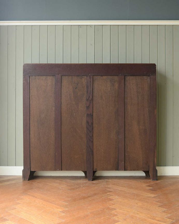 アンティークのキャビネット アンティーク家具 英国輸入のアンティーク家具、重厚なオープン棚のブックシェルフ(本棚) 。後ろ姿もキレイですアンティークは新品ではないので、もちろん経年変化によるキズはありますが、専門の職人が修復したので、後ろ姿もキレイです。(q-1839-f)