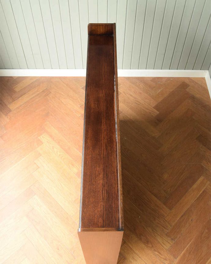 アンティークのキャビネット アンティーク家具 英国輸入のアンティーク家具、重厚なオープン棚のブックシェルフ(本棚) 。天板もピカピカです。(q-1839-f)