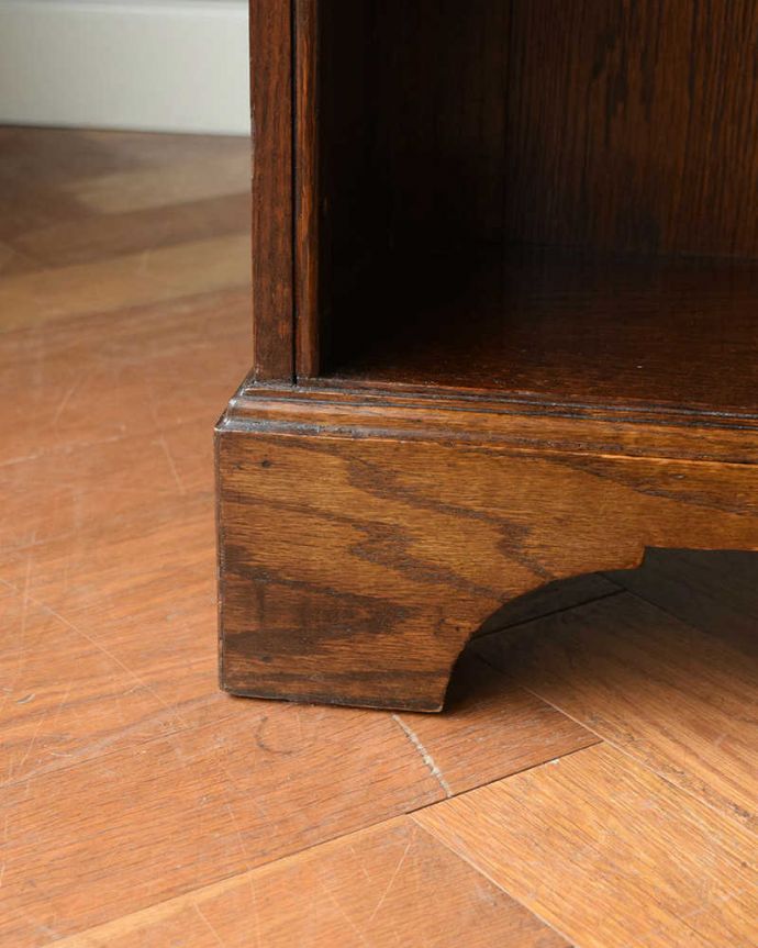 アンティークのキャビネット アンティーク家具 英国輸入のアンティーク家具、重厚なオープン棚のブックシェルフ(本棚) 。女性1人でラクラク運べちゃう仕掛けHandleのアンティークは、脚の裏にフェルトキーパーをお付けしています。(q-1839-f)