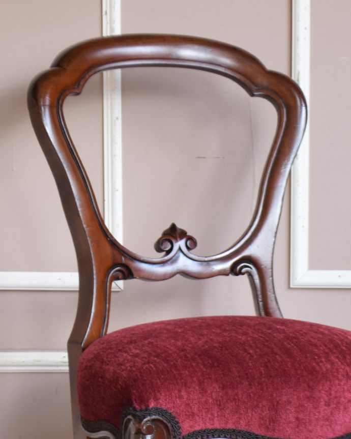 サロンチェア　アンティーク チェア　英国輸入のバルーンバックチェア、ウォルナット材のアンティーク椅子。アンティークだから手に入れることが出来るデザイン風船のようにふんわりと丸い背もたれの曲線は、現代では技術も素材も手に入れることが出来ません。(q-184-c)