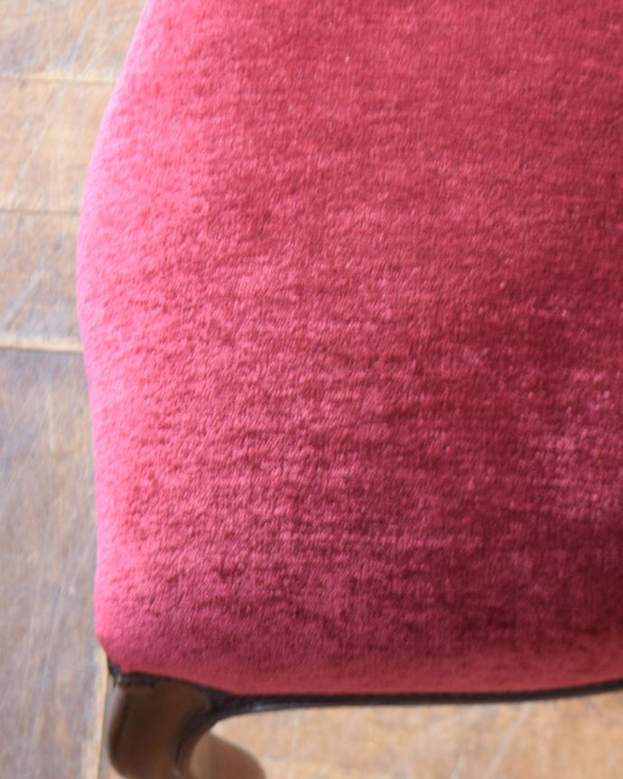 サロンチェア　アンティーク チェア　英国輸入のバルーンバックチェア、ウォルナット材のアンティーク椅子。生地のセレクトにもこだわりました椅子の優雅さを損なわないように、一番似合う貼り座をじっくり選びました。(q-184-c)