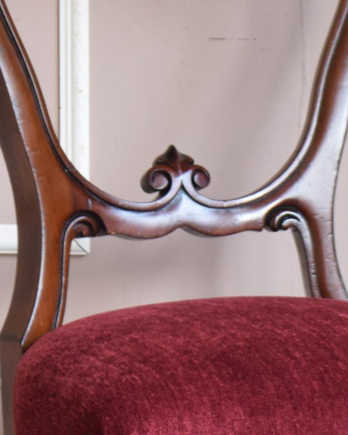 サロンチェア　アンティーク チェア　英国輸入のバルーンバックチェア、ウォルナット材のアンティーク椅子。うっとりするほど細かい細工まだ機械の発達していない時代に、手作業で作られた細かい細工。(q-184-c)