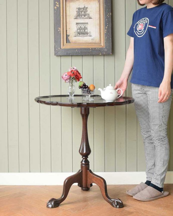 アンティークのテーブル アンティーク家具 レースカットの天板が美しい、英国輸入のアンティークサイドテーブル(ティルトップテーブル)。使う時に天板をセット!便利な折りたたみ式のテーブルティルトップテーブルは、使う時に天板をセットするだけで、あっという間にテーブルに早変わりしちゃうんです。(q-1840-f)