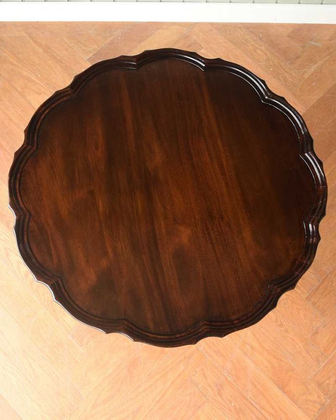 アンティークのテーブル アンティーク家具 レースカットの天板が美しい、英国輸入のアンティークサイドテーブル(ティルトップテーブル)。テーブルを上から見ると、こんな感じです。(q-1840-f)