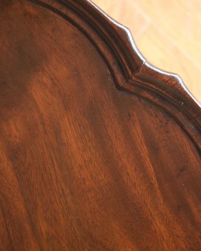 アンティークのテーブル アンティーク家具 レースカットの天板が美しい、英国輸入のアンティークサイドテーブル(ティルトップテーブル)。ピッカピカに修復しました☆天板の塗装は職人がキレイに修復しているので、とてもキレイです!安心して使って下さい。(q-1840-f)