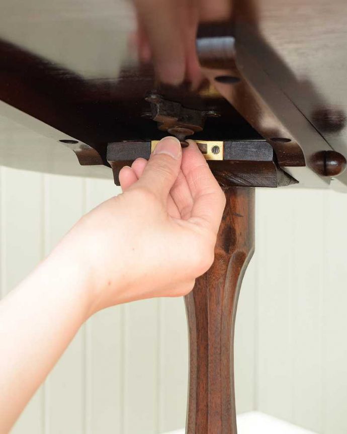 アンティークのテーブル アンティーク家具 レースカットの天板が美しい、英国輸入のアンティークサイドテーブル(ティルトップテーブル)。あっという間に天板がセット出来ます女性でもカンタン。(q-1840-f)