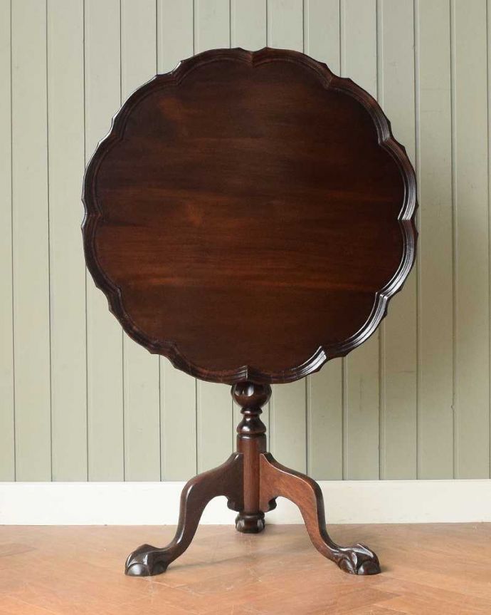 アンティークのテーブル アンティーク家具 レースカットの天板が美しい、英国輸入のアンティークサイドテーブル(ティルトップテーブル)。立てて見ると、スクリーン畳んだ所を正面から見るとこんな感じ。(q-1840-f)