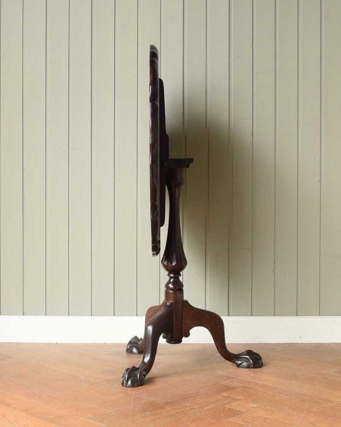 アンティークのテーブル アンティーク家具 レースカットの天板が美しい、英国輸入のアンティークサイドテーブル(ティルトップテーブル)。横から見ると・・・よく分かるでしょう〜!使わないときはこんな風にコンパクトに収納できるので便利なんです。(q-1840-f)