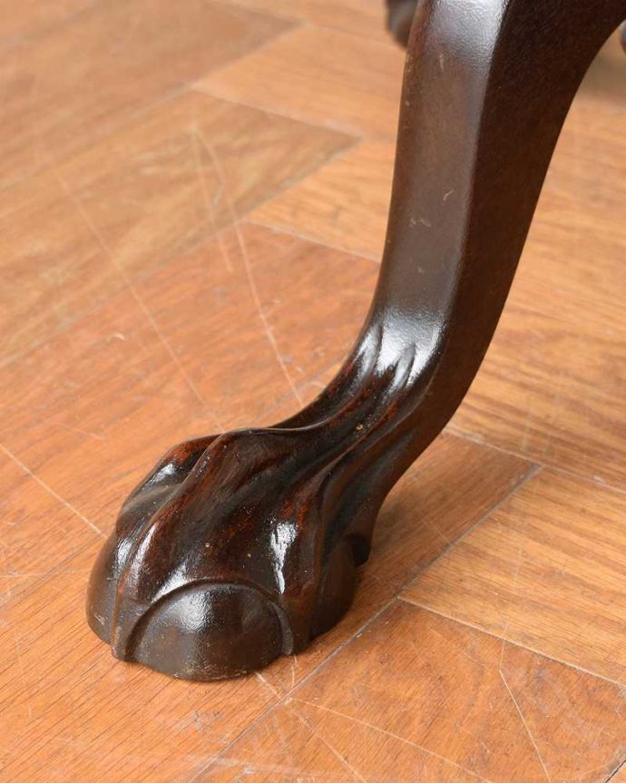 アンティークのテーブル アンティーク家具 レースカットの天板が美しい、英国輸入のアンティークサイドテーブル(ティルトップテーブル)。持ち上げなくても移動できます!Handleのアンティークは、脚の裏にフェルトキーパーをお付けしていますので、床を滑らせてれば女性1人でも移動が簡単です。(q-1840-f)