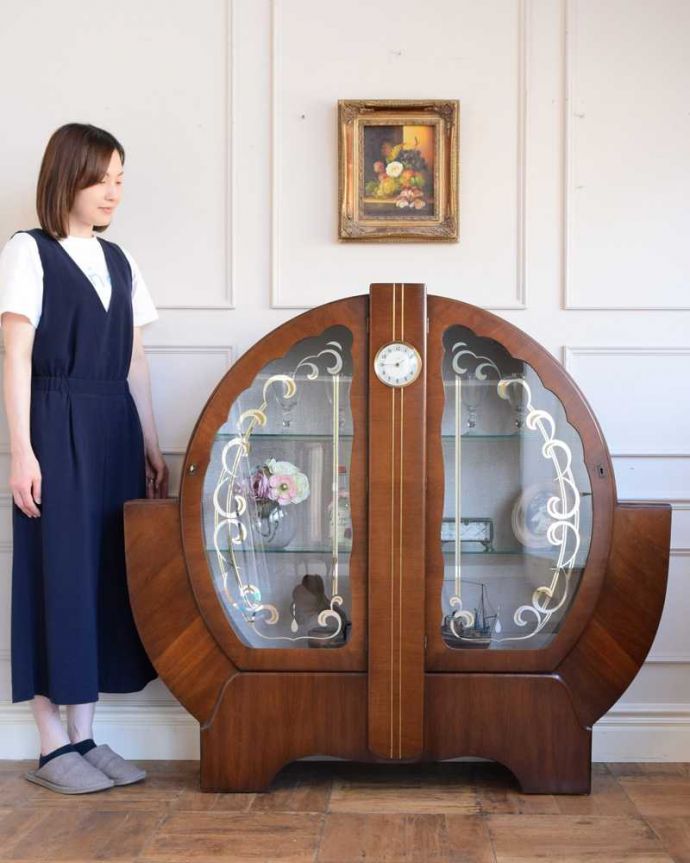 アンティークのキャビネット　アンティーク家具　スミス社の時計付き、アールデコの珍しいアンティークキャビネット。キラキラな毎日が過ごせるガラスのキャビネットガラス面に描かれたキラキラの絵が美しいガラスのキャビネット。(q-1841-f)