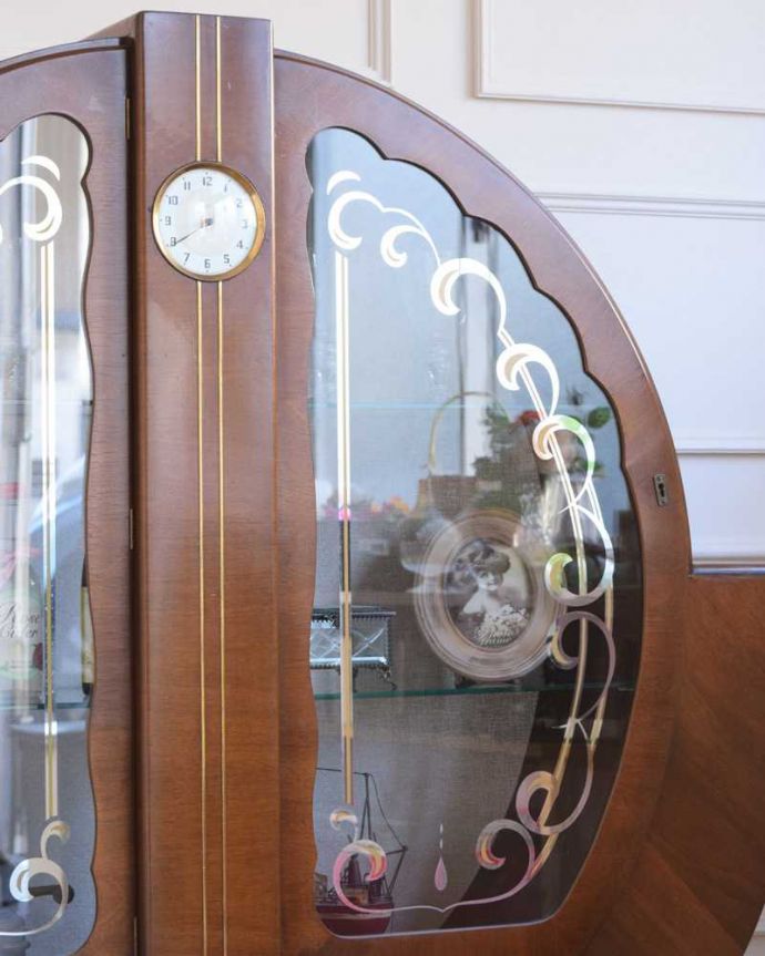 アンティークのキャビネット　アンティーク家具　スミス社の時計付き、アールデコの珍しいアンティークキャビネット。ガラスに描かれたキラキラ輝く絵キラキラに輝く絵が描かれたガラス扉越しに中をのぞくと、中に入れたものが全部が宝物に見えてきます。(q-1841-f)