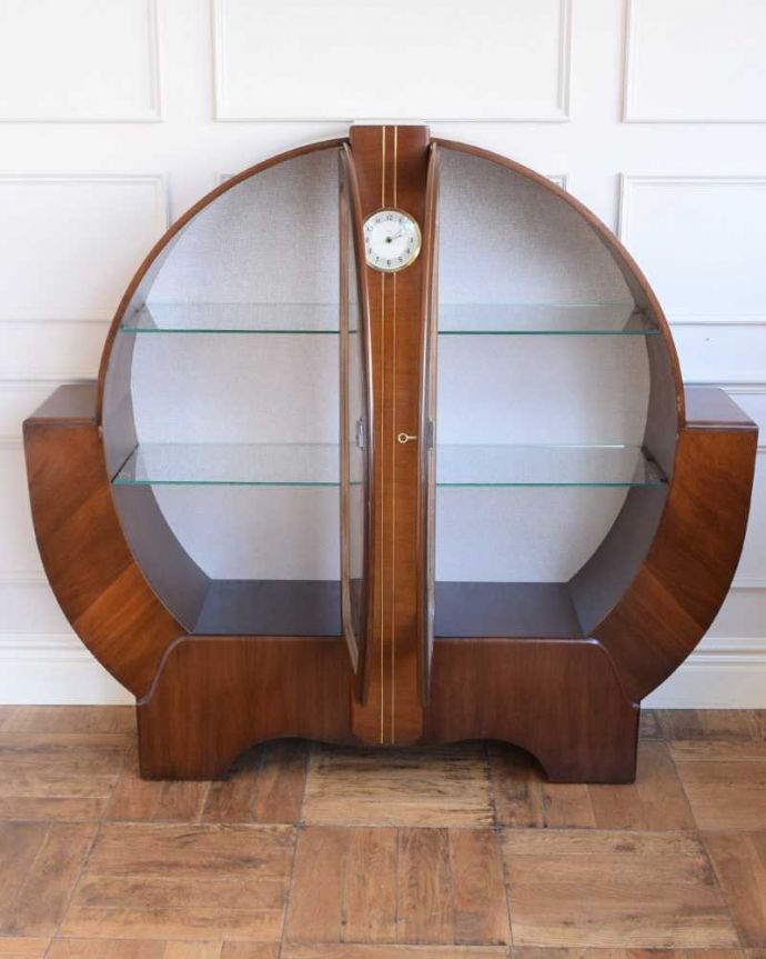 アンティークのキャビネット　アンティーク家具　スミス社の時計付き、アールデコの珍しいアンティークキャビネット。扉を開けて中を見てみると…背板は新しい生地に張り替えました。(q-1841-f)