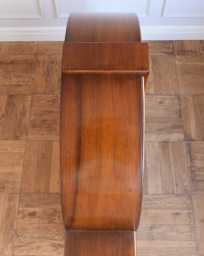 アンティークのキャビネット　アンティーク家具　スミス社の時計付き、アールデコの珍しいアンティークキャビネット。こんな形をしたキャビネットです。(q-1841-f)