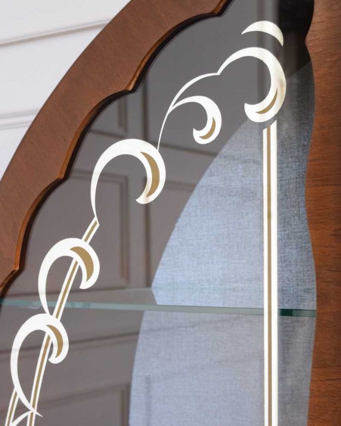 アンティークのキャビネット　アンティーク家具　スミス社の時計付き、アールデコの珍しいアンティークキャビネット。キレイに残っていてくれましたガラスに描かれている絵は剥がれているものが多いんだけれど、この子はしっかりキレイに残っていてくれました。(q-1841-f)