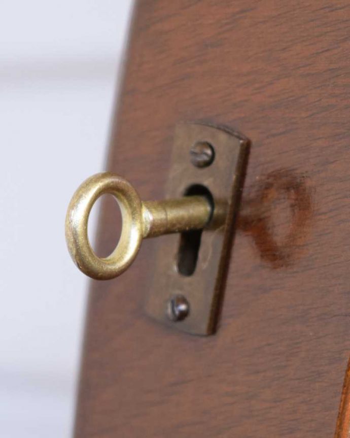 アンティークのキャビネット　アンティーク家具　スミス社の時計付き、アールデコの珍しいアンティークキャビネット。開ける度にワクワクする取っ手鍵が取っ手になっているので、中を開ける度にまるで宝箱を開ける気分です。(q-1841-f)