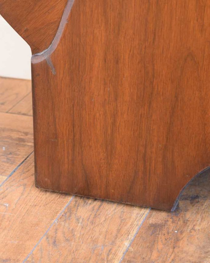 アンティークのキャビネット　アンティーク家具　スミス社の時計付き、アールデコの珍しいアンティークキャビネット。女性１人でもラクに運べちゃうヒミツHandleのアンティークは、脚の裏にフェルトキーパーをお付けしているので、床を滑らせれば女性でも移動がカンタンに出来ます！。(q-1841-f)