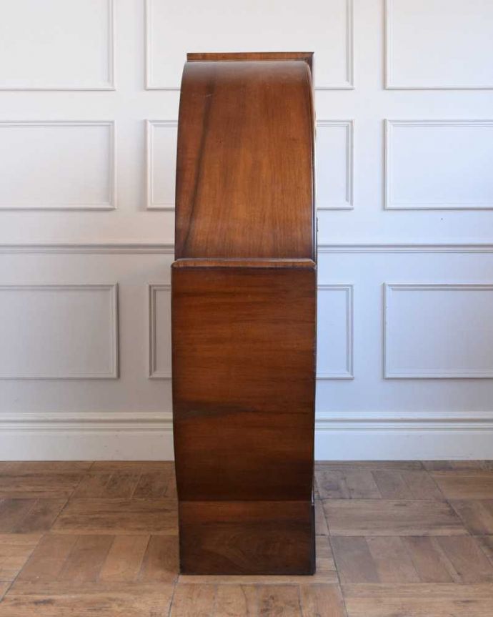 アンティークのキャビネット　アンティーク家具　スミス社の時計付き、アールデコの珍しいアンティークキャビネット。サイドからもたっぷりの光背板の部分以外は全てガラス。(q-1841-f)