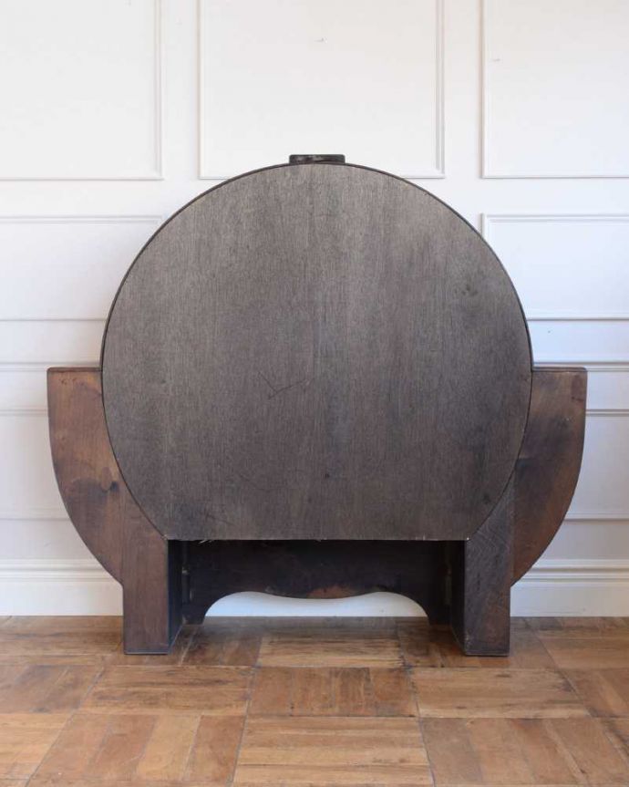 アンティークのキャビネット　アンティーク家具　スミス社の時計付き、アールデコの珍しいアンティークキャビネット。キレイに修復しました！アンティークは新品ではないので、経年変化によるキズはありますが、専門の職人がキレイにお直しをしているので、後ろ姿もキレイです。(q-1841-f)