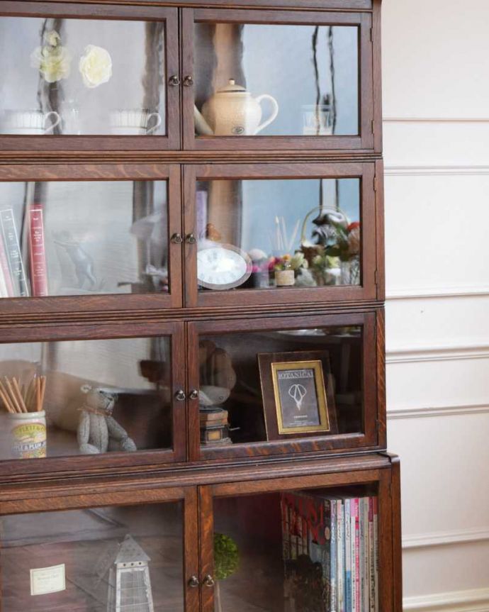 アンティークのキャビネット　アンティーク家具　重ねて積み上げるスタッキングブックケース（本棚）、英国輸入のアンティーク家具。ガラス越しに中をのぞいてみると･･･こんなにおしゃれな家具が事務機器だったなんて考えられないくらい。(q-1842-f)