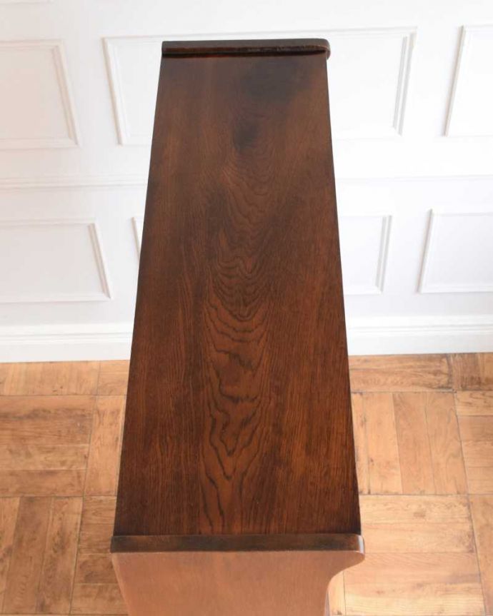 アンティークのキャビネット　アンティーク家具　重ねて積み上げるスタッキングブックケース（本棚）、英国輸入のアンティーク家具。上から形を見てみると･･･天板はこんな形です。(q-1842-f)