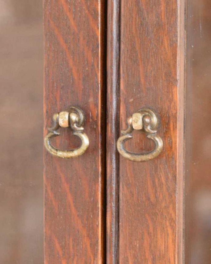 アンティークのキャビネット　アンティーク家具　重ねて積み上げるスタッキングブックケース（本棚）、英国輸入のアンティーク家具。開ける度にワクワク･･･取っ手もアンティーク家具らしいデザインです。(q-1842-f)