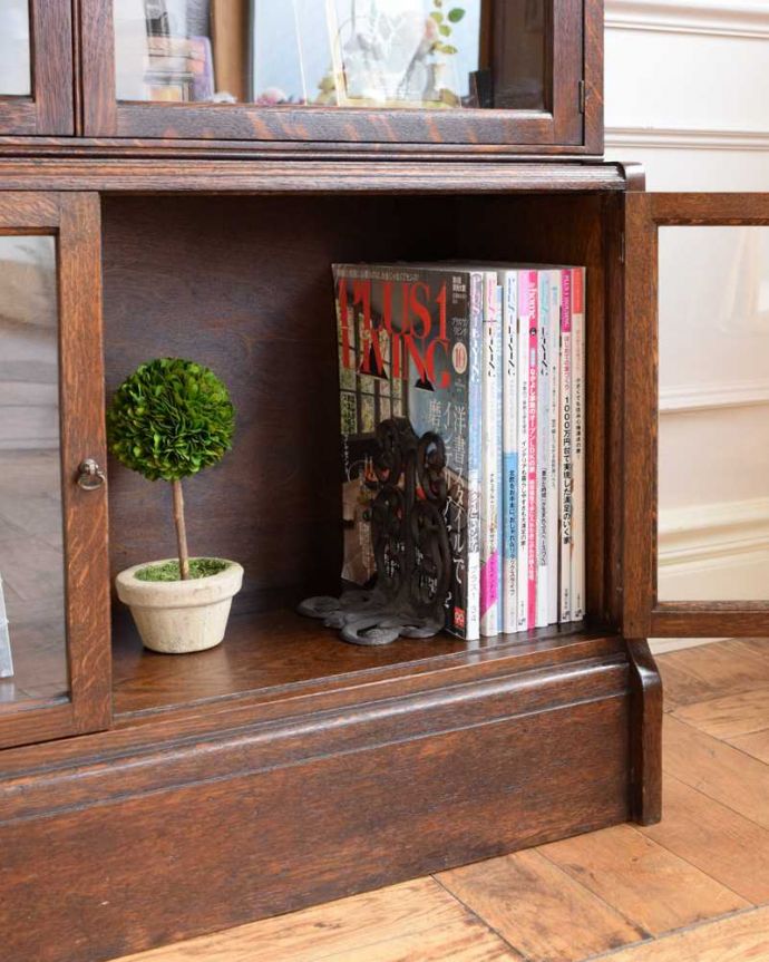 アンティークのキャビネット　アンティーク家具　重ねて積み上げるスタッキングブックケース（本棚）、英国輸入のアンティーク家具。扉の中は収納たっぷりA4サイズの雑誌までしっかり収納出来ちゃう大きさ。(q-1842-f)