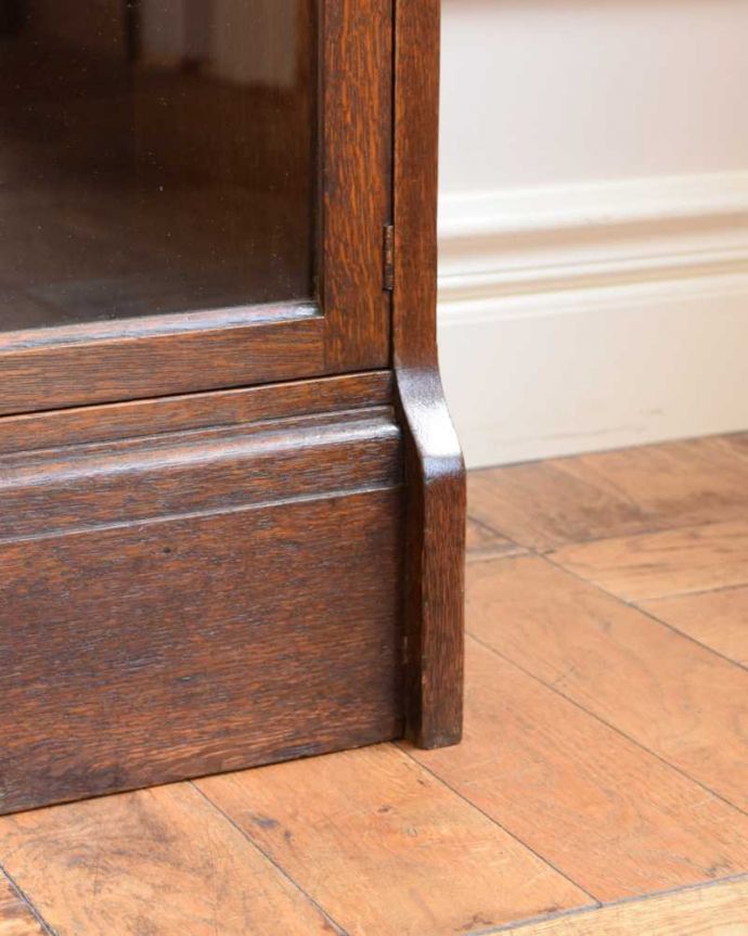 アンティークのキャビネット　アンティーク家具　重ねて積み上げるスタッキングブックケース（本棚）、英国輸入のアンティーク家具。女性１人でも運べますHandleのアンティークは、脚の裏にフェルトキーパーをお付けしているので、女性でも床を滑らせて移動が出来ます。(q-1842-f)