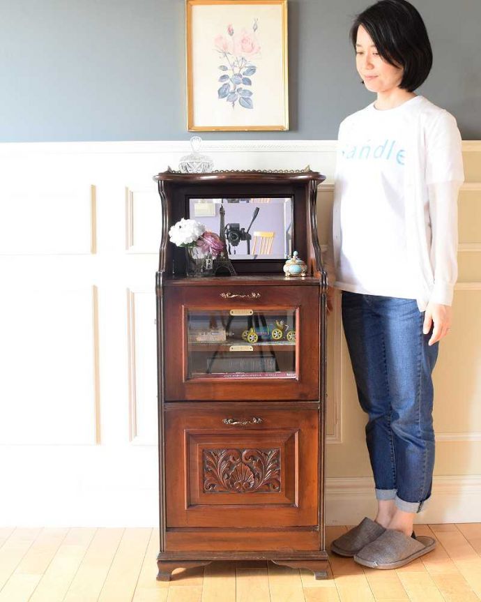 アンティークのキャビネット　アンティーク家具　英国輸入のアンティーク家具、ミラー付きミュージックキャビネット。贅沢な時間が過ごせる最上級の美しさ楽譜を美しく収納するためだけに作られたコンパクトなサイズのミュージックキャビネットは、造りも贅沢です。(q-1843-f)