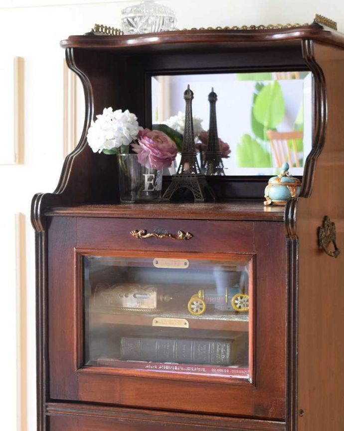 アンティークのキャビネット　アンティーク家具　英国輸入のアンティーク家具、ミラー付きミュージックキャビネット。ガラス越しに中をのぞいてみると･･･アンティークのガラスを通して中に入っているものを見ると、なんだかちょっと高級に見えるんです。(q-1843-f)