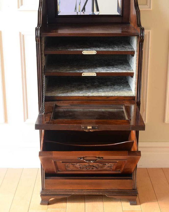 アンティークのキャビネット　アンティーク家具　英国輸入のアンティーク家具、ミラー付きミュージックキャビネット。扉を開けてみると･･･贅沢な造りの家具に合わせて、しっかり修復しました。(q-1843-f)