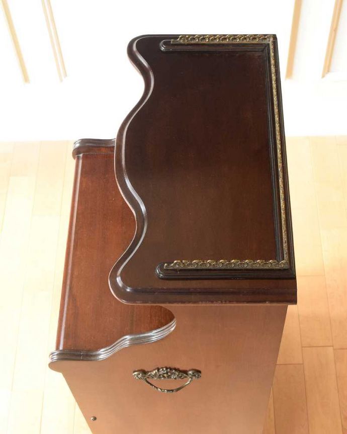 アンティークのキャビネット　アンティーク家具　英国輸入のアンティーク家具、ミラー付きミュージックキャビネット。家具を上から見てみましょう目線に入る天板の上もしっかりと修復しました。(q-1843-f)