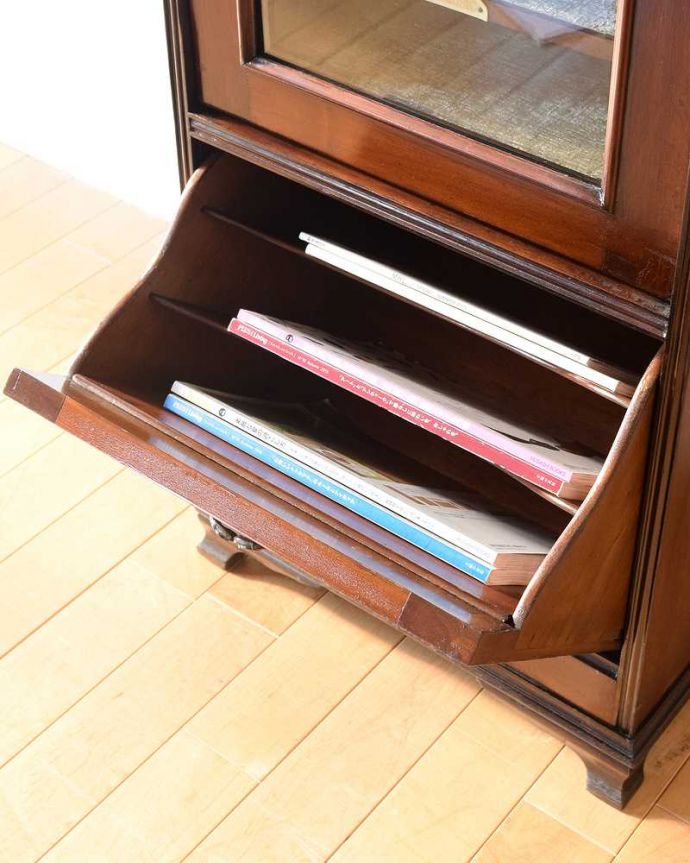 アンティークのキャビネット　アンティーク家具　英国輸入のアンティーク家具、ミラー付きミュージックキャビネット。扉の中は収納たっぷりA4サイズの雑誌までしっかり収納出来ちゃう大きさ。(q-1843-f)