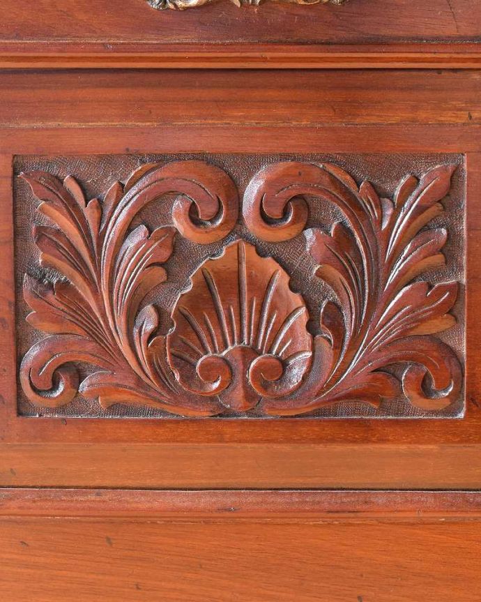 アンティークのキャビネット　アンティーク家具　英国輸入のアンティーク家具、ミラー付きミュージックキャビネット。惚れ惚れする彫の美しさこんなに堅い無垢材に一体どうやって彫ったんだろう？と不思議になるくらいアンティークらしく細かい彫りは眺めているだけでうっとりする美しさです。(q-1843-f)