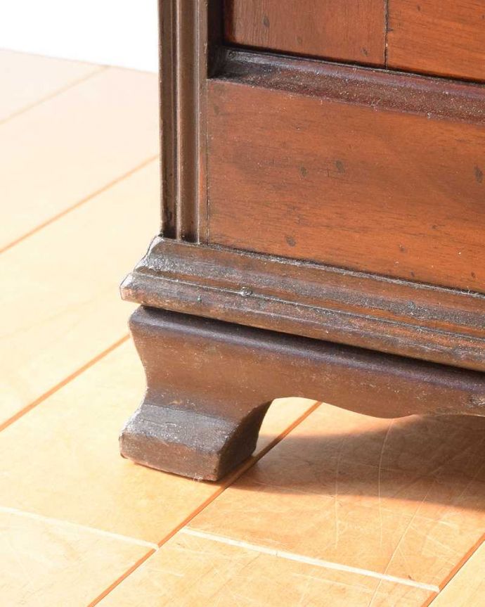 アンティークのキャビネット　アンティーク家具　英国輸入のアンティーク家具、ミラー付きミュージックキャビネット。女性１人でラクラク運べちゃうんですHandleのアンティークは、脚の裏にフェルトキーパーをお付けしています。(q-1843-f)