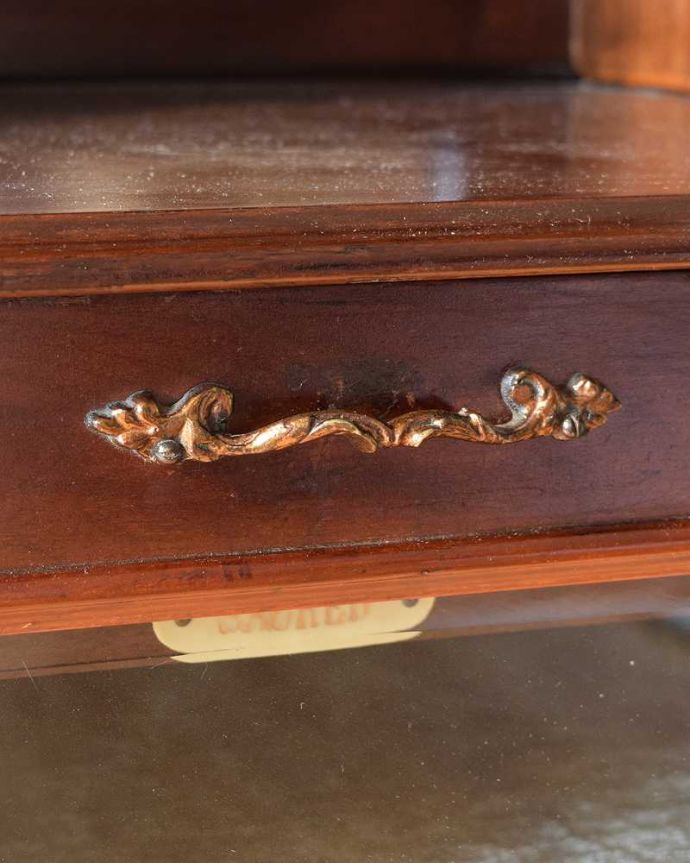 アンティークのキャビネット　アンティーク家具　英国輸入のアンティーク家具、ミラー付きミュージックキャビネット。開ける度にワクワク取っ手もアンティークらしい贅沢なデザイン。(q-1843-f)