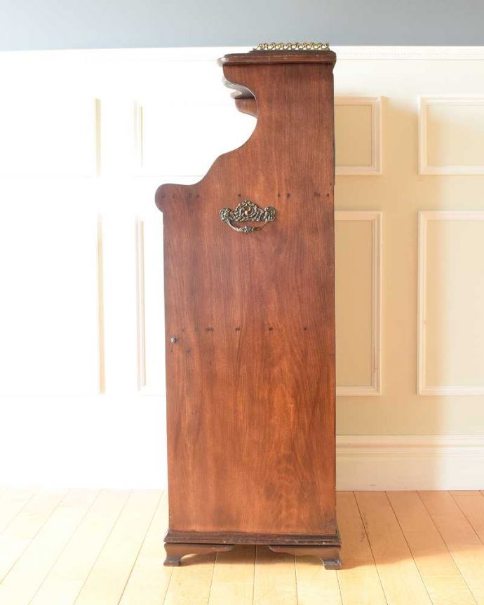 アンティークのキャビネット　アンティーク家具　英国輸入のアンティーク家具、ミラー付きミュージックキャビネット。もちろん横顔も美しいしっかりお直ししたので、どこから見ても美しい自信があります。(q-1843-f)