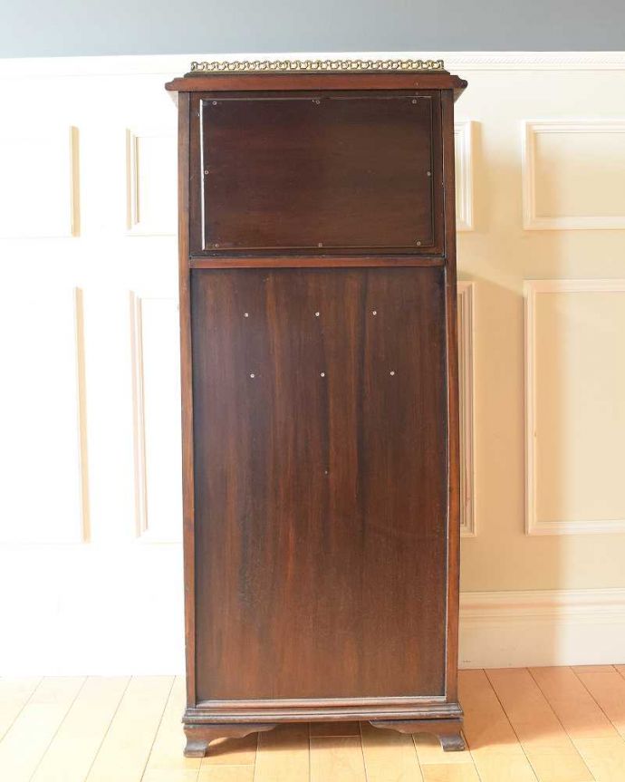 アンティークのキャビネット　アンティーク家具　英国輸入のアンティーク家具、ミラー付きミュージックキャビネット。後ろ姿にも気を使っていますアンティークは新品ではないので、経年変化によるキズはありますが、専門の職人がしっかり修復したので後ろ姿も美しいんです。(q-1843-f)