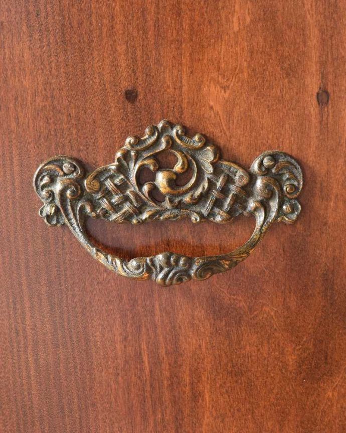 アンティークのキャビネット　アンティーク家具　英国輸入のアンティーク家具、ミラー付きミュージックキャビネット。こんな所もアンティークらしさ取っ手のデザインも美しいんです。(q-1843-f)