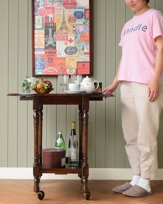 アンティークのワゴン・トローリー アンティーク家具 英国のお洒落で便利なアンティーク家具、サイズが変わる伸張式のワゴン(トロリー)。天板が大きくなっちゃう便利なトローリードロップリーフタイプになっているアンティークのトローリー。(q-1844-f)